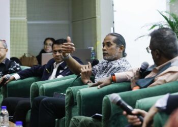 KHAIRY Jamaluddin pada Forum Sistem Kesihatan Negara di Universiti Malaya, Kuala Lumpur, semalam. 
– UTUSAN/SHIDDIEQIIN ZON
