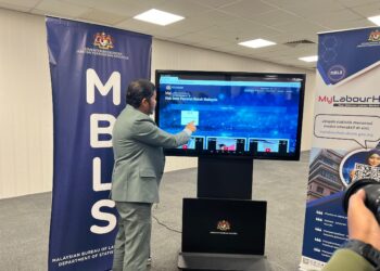 mohd. Uzir Mahidin menunjukkan portal Malaysia Market Data Hub (MyLabourHub) di Jabatan Perangkaan Malaysia (DOSM) Putrajaya. - UTUSAN/KAMARIAH KHALIDI