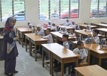 PERANAN guru lebih mencabar bukan sahaja mengajar dalam bilik darjah tetapi menyiapkan diri dengan ilmu, kemahiran dan kemampuan menghadapi cabaran dalam pendidikan dan menguruskan murid.
