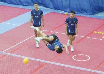 KHAIRUL Aman (tengah) melakukan libasan ketika sesi latihan sebagai persiapan sebelum menyertai Sepak Takraw Piala Asia 2025.