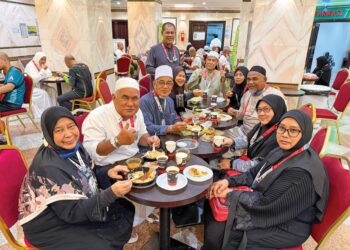 KEAKRABAN hubungan persaudaraan adik beradik Hashim Awang membawa mereka menunaikan haji bersama-sama tahun ini.