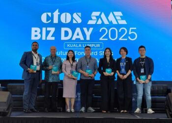 Anjoe Koh (tiga dari kanan) bersama panel lain selepas sesi dialog bertajuk Winning through agility: Lesson from Successful Entrepreneur sempena CTOS SME BizDay 2025 yang berlangsung baru-baru ini.