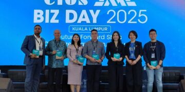 Anjoe Koh (tiga dari kanan) bersama panel lain selepas sesi dialog bertajuk Winning through agility: Lesson from Successful Entrepreneur sempena CTOS SME BizDay 2025 yang berlangsung baru-baru ini.