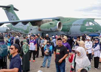 PENGUNJUNG tidak melepaskan peluang melihat pesawat KC-390 Millennium buatan Brazil yang pertama kali dipamerkan di LIMA’25 di Langkawi, Kedah. – UTUSAN/FARIZ RUSADIO
