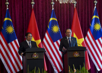 ANWAR Ibrahim bersama Pham Minh Chinh pada sidang akhbar sempena lawatan rasmi pertama pemimpin Vietnam ke Malaysia di Bangunan Perdana Putra, Putrajaya, semalam.