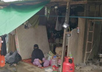 MAZILAH Mansor ketika ditemui di pondok serba daif yang menjadi tempat tinggalnya sekeluarga di Kampung Paya Besar, Hulu Terengganu. – UTUSAN/NOOR HAYATI MAMAT