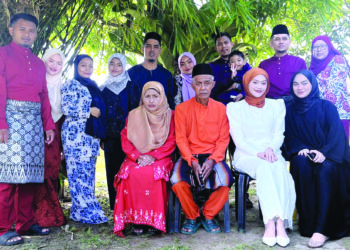 GAMBAR kenangan Razme Harun (duduk, tengah) bersama isteri, anak-anak dan menantunya pada Hari Raya Aidilfitri baru-baru ini.