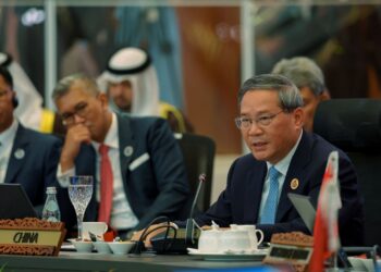 LI QIANG berucap dalam Sidang Kemuncak ASEAN - Majlis Kerjasama Teluk (GCC)-China sempena Sidang Kemuncak ASEAN ke-46 di Pusat Konvesyen Kuala Lumpur (KLCC) hari ini. - UTUSAN/FARIZ RUSADIO