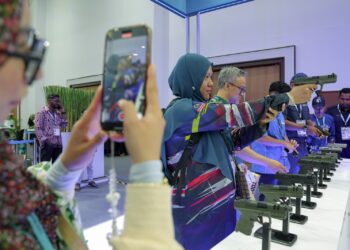 ORANG ramai boleh meraih pengalaman mengendalikan senjata api bersempena penganjuran LIMA’25 di MIEC Langkawi. – UTUSAN/FARIZ RUSADIO