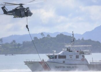 ANGGOTA Agensi Penguatkuasaan Laut Malaysia melakukan persembahan demonstrasi sempena LIMA’25 di Resorts World Langkawi, semalam.
