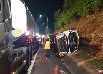 LORI petrol yang terbabas di Kilometer 259, Lebuh Raya Utara-Selatan arah selatan, Kuala Kangsar semalam. - UTUSAN/IHSAN JBPM