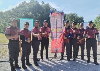 MOHD. Mufsi Lat (empat dari kiri) ketika merasmikan latihan pengendalian senjata api dan peluru di Lembah Bidong, Setiu, Terengganu.. - UTUSAN / WAN ZURATIKAH IFFAH WAN ZULKIFLI