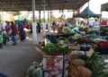 KEADAAN pasar borong kelihatan lebih kemas dan bersih selepas bekalan air bersih kembali dibekalkan di Pasir Puteh, Kelantan.-UTUSAN/TOREK SULONG