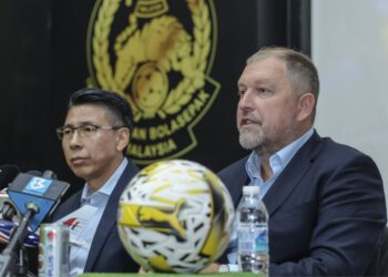 CKLAMOVSKI (kanan) bersama  Pengarah Teknikal Harimau Malaya, Tan Cheng Hoe dalam sidang akbar di Wisma FAM, semalam.