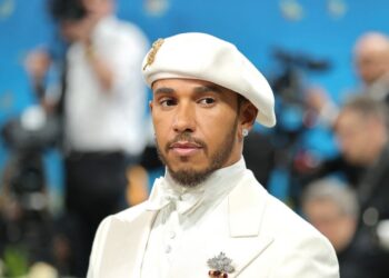 Lewis Hamilton dengan gaya tersendiri menghadiri majlis gala di New York. - AFP