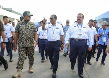MOHAMED Khaled Nordin ketika melakukan tinjuan akhir persiapan LIMA’25 di Resort World Langkawi, semalam. – UTUSAN/FARIZ RUSADIO