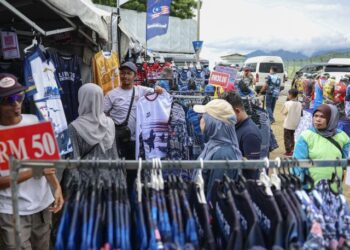 ORANG ramai tidak melepaskan peluang untuk membeli baju dan cenderamata yang dijual sempena Pameran Antarabangsa Maritim dan Aeroangkasa Langkawi 2025 (LIMA’25) di Langkawi, semalam. – UTUSAN/FARIZ RUSADIO