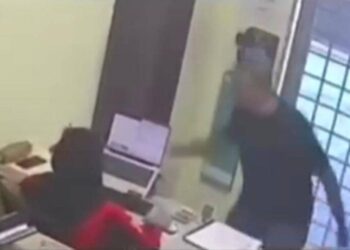 TANGKAP layar rakaman video seorang lelaki bertindak kasar terhadap pekerjanya dalam kejadian di Taman Rishah, Ipoh Khamis lalu. - UTUSAN