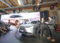 Emily Lek (dua kanan) bergambar bersama kenderaan jenama Omoda Jaecoo model J7 yang dilancarkan sempena Malaysia Autoshow 2025 di Taman Ekspo Pertanian Malaysia (Maeps) Serdang di sini hari ini. - UTUSAN/AMIR KHALID