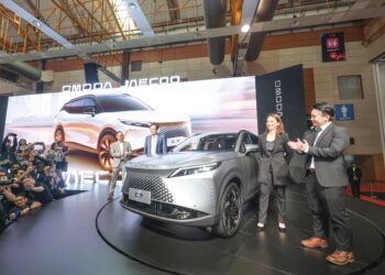 Emily Lek (dua kanan) bergambar bersama kenderaan jenama Omoda Jaecoo model J7 yang dilancarkan sempena Malaysia Autoshow 2025 di Taman Ekspo Pertanian Malaysia (Maeps) Serdang di sini hari ini. - UTUSAN/AMIR KHALID