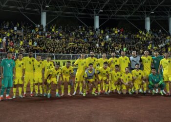 BARISAN pemain  skuad kebangsaan bergambar selepas berdepan Cape Verde di Stadium Bolasepak Kuala Lumpur, kelmarin. GAMBAR - AMIR KHALID