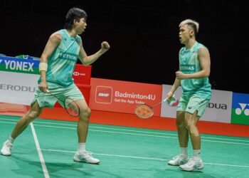 MAN Wei Chong-Tee Kai Wun ketika beraksi menentang pasangan Jepun Takuro Hoki-Yugo Kobayashi pada aksi separuh akhir Malaysia Masters 2025 di Axiata Arena, Bukit Jalil, hari ini. - UTUSAN/ISKANDAR ISHAK