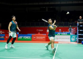 AKSI Goh Sze Fei-Nur Izzuddin Rumsani ketika menentang pasangan Perancis, Eloi Adams-Leo Rossi pada Kejohanan Badminton Malaysia Masters 2025 di Axiata Arena, kelmarin: Gambar ISKANDAR ISHAK