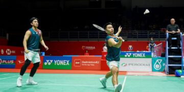 AKSI Goh Sze Fei-Nur Izzuddin Rumsani ketika menentang pasangan Perancis, Eloi Adams-Leo Rossi pada Kejohanan Badminton Malaysia Masters 2025 di Axiata Arena, kelmarin: Gambar ISKANDAR ISHAK