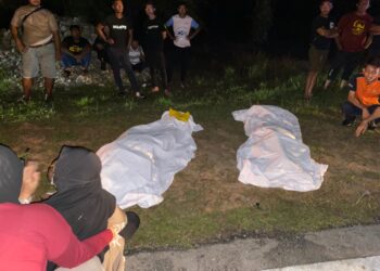 DUA warga emas lelaki maut dalam nahas melibatkan sebuah Proton Saga dan sebuah Toyota Hilux di Jalan Kampung, Kuala Slim, Slim River, Tanjung Malim hari ini. - IHSAN JBPM
