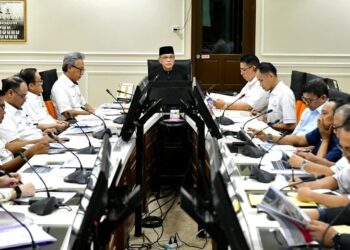 WAN ROSDY Wan Ismail ketika mempengerusikan Mesyuarat Jawatankuasa Khas Pembangunan Berorientasikan Transit (TOD) di Pejabat Daerah dan Tanah Temerloh di Temerloh, Pahang.