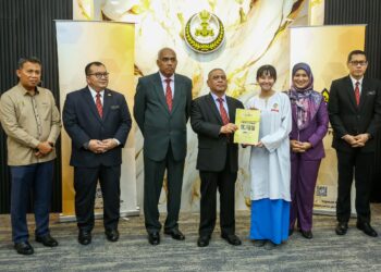 SAARANI Mohamad menyampaikan buku rujukan tambahan SPM 2025 kepada pelajar di Ipoh hari ini. - UTUSAN/MUHAMAD NAZREEN SYAH MUSTHAFA