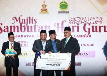 AMIRUDIN Shari menyampaikan Anugerah Khas Tokoh Guru dan Perguruan kepada Prof. Datuk Dr. Mujaini Tarimin pada Majlis Sambutan Hari Guru Jabatan Agama Islam Selangor Tahun 2025 di Dewan Jamuan, Masjid Sultan Salahuddin Abdul Aziz Shah, Shah Alam. - UTUSAN/AFIQ RAZALI