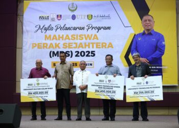 SAARANI Mohamad (tengah) menyampaikan cek Program Mahasiswa Perak Sejahtera (MPS) 2030 di UiTM Cawangan Perak Kampus Seri Iskandar semalam. - UTUSAN//LIYANA RAMLI