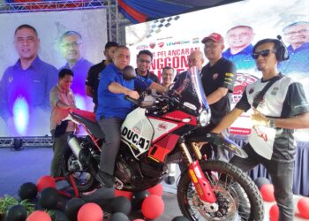 SAARANI Mohamad duduk di atas motosikal Ducati sebagai gimik pelancaran Lenggong Valley Motorclub di Lenggong, Perak hari ini. - UTUSAN/FADZIL ZAINOL