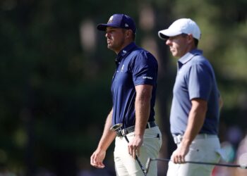 RORY McIlroy (kanan) ketika beraksi bersama Bryson DeChambeau pada Kejohanan Golf Masters di Augusta National, Amerika Syarikat (AS), April lalu. - AFP