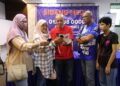 NUR Zamilah (kiri) bersama adik beradiknya selepas sidang media di Pertubuhan Kemanusiaan Masyarakat Antarabangsa Malaysia (MHO), Jalan Tun Razak hari ini. UTUSAN/FARIZ RUSADIO