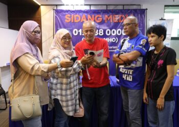 NUR Zamilah (kiri) bersama adik beradiknya selepas sidang media di Pertubuhan Kemanusiaan Masyarakat Antarabangsa Malaysia (MHO), Jalan Tun Razak hari ini. UTUSAN/FARIZ RUSADIO