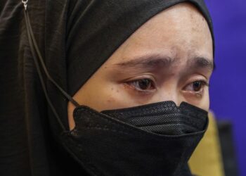 MEENA sebak ketika sidang akhbar mengenai sindiket pemerdagangan manusia di Kemboja di Megan Avenue 1, Jalan Tun Razak, Kuala Lumpur, semalam. - UTUSAN/MUHAMAD IQBAL ROSLI
