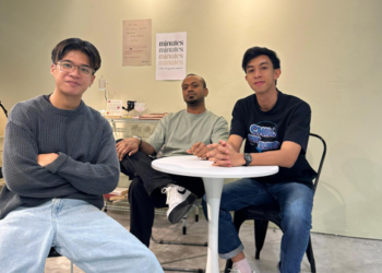 ARIFF Iman Ismadi Yusri (kiri) bersama dua rakannya, Vinesh Puvanaendran dan Danish Ihsan Ahmad Jufliz membuka kafe kejiranan Minutes Coffee pada September rahun lalu.