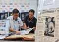 MOHAMMMAD Fahmi Asraf Khan (kanan) menunjukkan laporan akhbar di bawah Media Mulia kepada  pengunjung di PBAKL 2025 di Kuala Lumpur,  semalam.