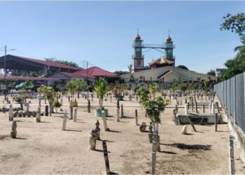 PERKUBURAN yang terdapat dalam kawasan  Masjid Jamek Ar-Ridzuan di Alor Pongsu dekat Bagan Serai. 
– UTUSAN/WAT KAMAL ABAS