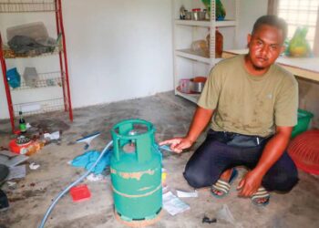 MOHAMAD Najib Ramli diikat tangan dan kaki pada tong gas oleh perompak di dapur rumahnya di Felda Jengka 8, Maran, Pahang. – UTUSAN/SALEHUDIN MAT RASAD
