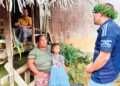 MOHD. Azmawi Fikri Abdul Ghani (kanan) bertanya khabar penduduk terjejas akibat gajah di Kampung Ceranok, Pos Simpor, Gua Musang, Kelantan. – UTUSAN/AIMUNI TUAN LAH
