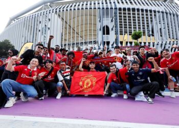ANTARA ragam penyokong Manchester United yang hadir sebelum perlawanan siri jelajah pra-musim Manchenster United menentang Asean All Star, di Stadium Nasional Bukit Jalil, di sini hari ini. Foto: SHIDDIEQIIN ZON