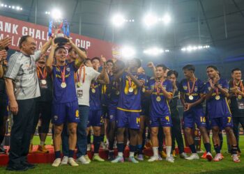 KAPTEN ASEAN All-Star, Sergio Aguero menjulang Piala Cabaran 2025 selepas menumpaskan Manchester United 1-0 di Stadium Nasional Bukit Jalil.