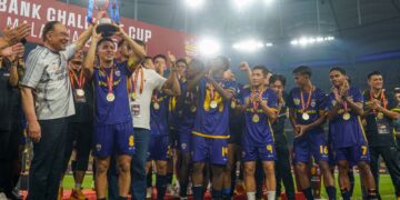 KAPTEN ASEAN All-Star, Sergio Aguero menjulang Piala Cabaran 2025 selepas menumpaskan Manchester United 1-0 di Stadium Nasional Bukit Jalil.