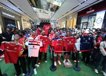 Peminat Manchester United beratur sejak awal untuk mendapatkan autograf pemain kesayangan mereka di The Exchange TRX Kuala Lumpur, semalam. - UTUSAN/AMIR KHALID