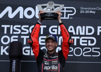 PELUMBA Aprilia, Marco Bezzecchi bersama trofi kemenangan selepas menjuarai Grand Prix (GP) British di Silverstone semalam. - AFP