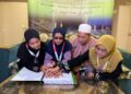 ZAWIAH (dua dari kiri) bersama Mohd. Isa serta Siti Salehah (kiri) dan Faizah Suaida meneliti al-Quran bertulisan Braille di Abraj Al Janadriyah, Mekah semalam.