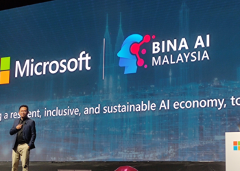 LAURENCE melancarkan Bina AI Malaysia pada acara Jelajah AI Microsoft di Kuala Lumpur.